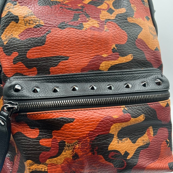 MCM 🔥full-size backpack visetos Camo orange with blk studs - Picture 4 of 16